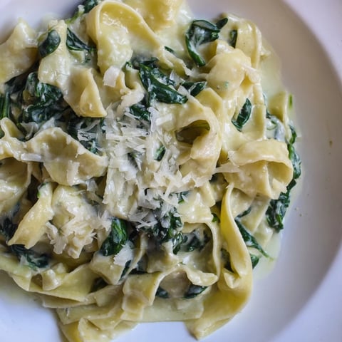 Creamy Spinach Garlic Noodles twirl in a rich, garlicky cream sauce, with wilted spinach leaves clinging to tender egg noodles for a comforting weeknight dinner.